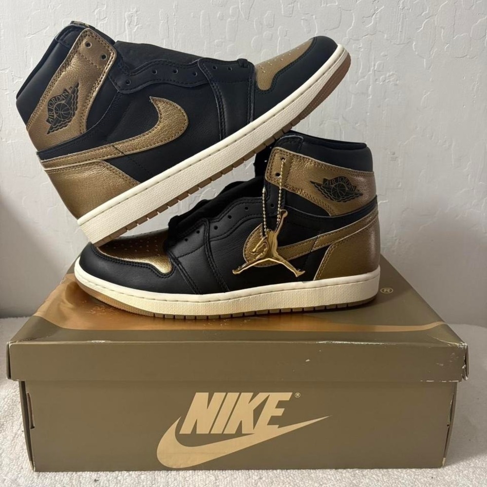 Air Jordan 1 Retro High OG "Black/Metallic Gold"